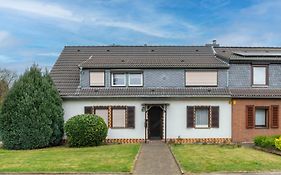 Cozy Villa With Garden, Balcony And Parking Area In Duesseldorf