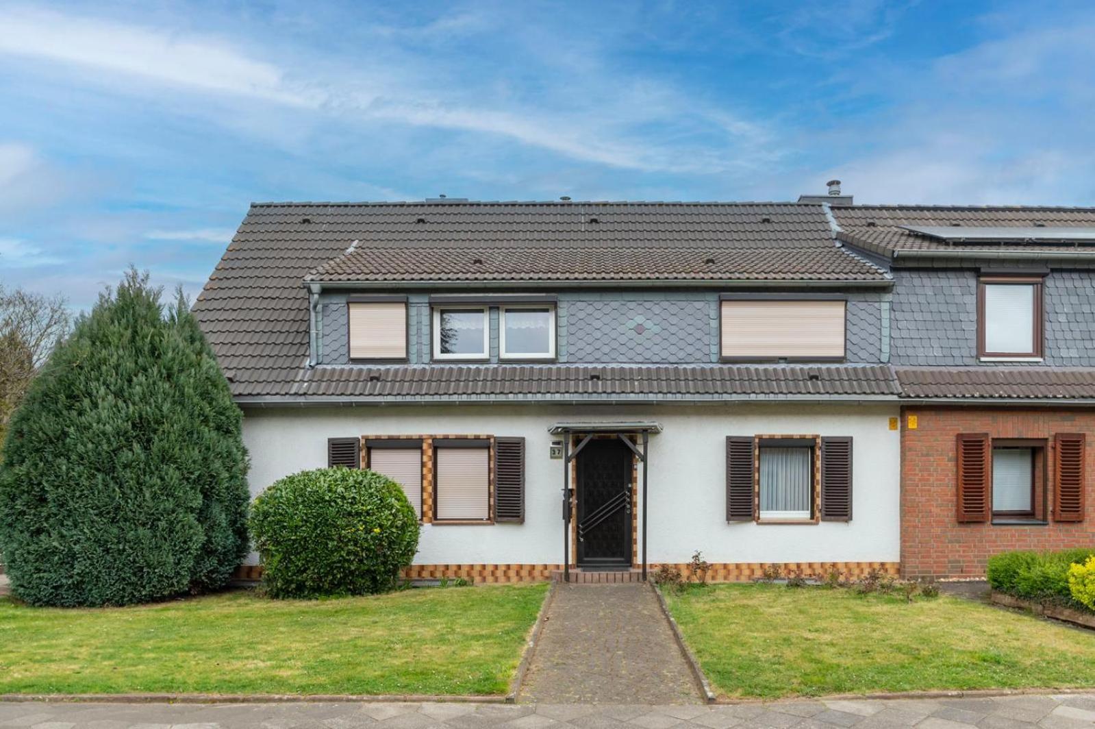 Cozy Villa With Garden, Balcony And Parking Area In Duesseldorf Exterior photo